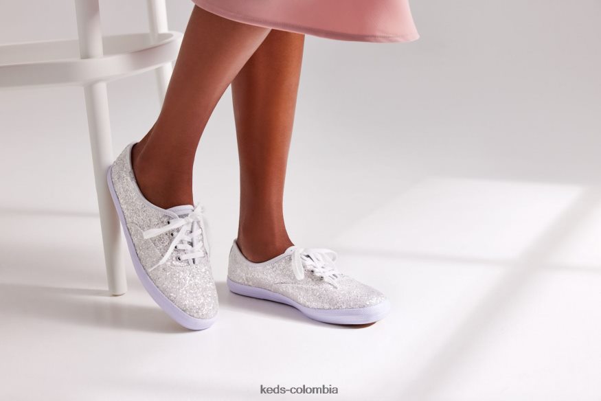 RF0RND103 tenis campeones con purpurina y celebración negro mujer Keds